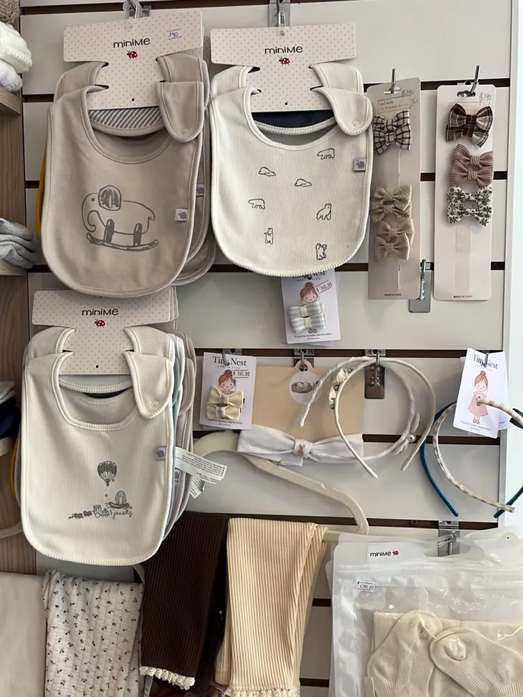 Baberos bordados, moños y vinchas para bebé