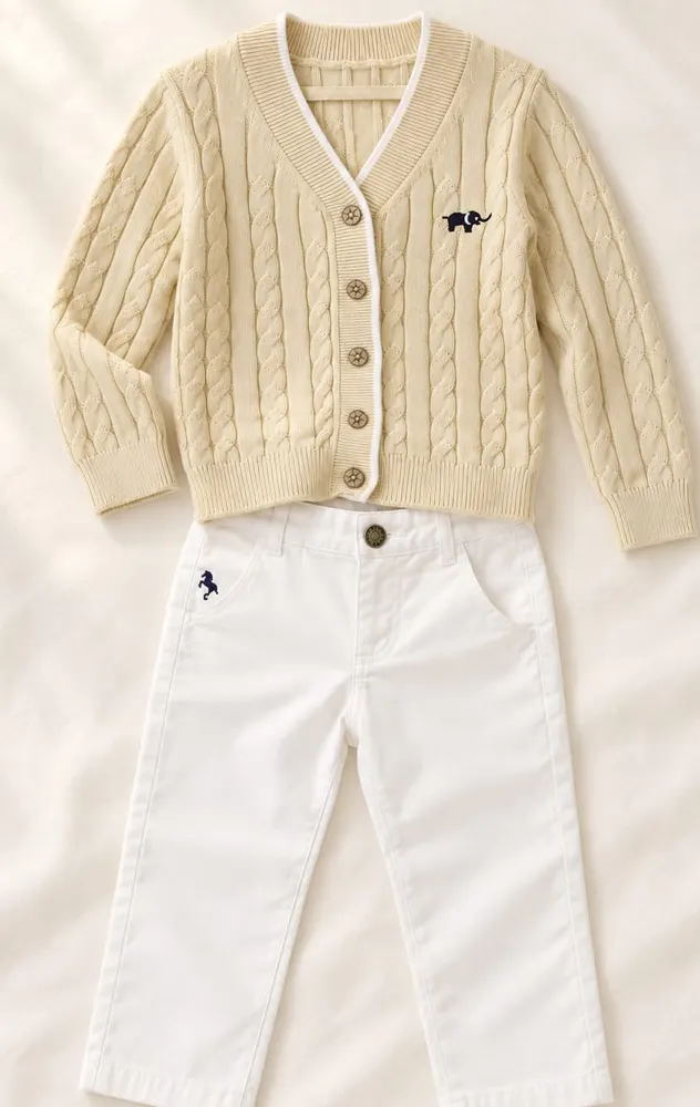 Cárdigan trenzado beige con pantalón blanco