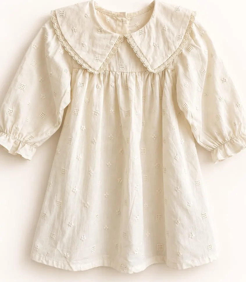 Vestido crema con cuello bebé y mangas abullonadas